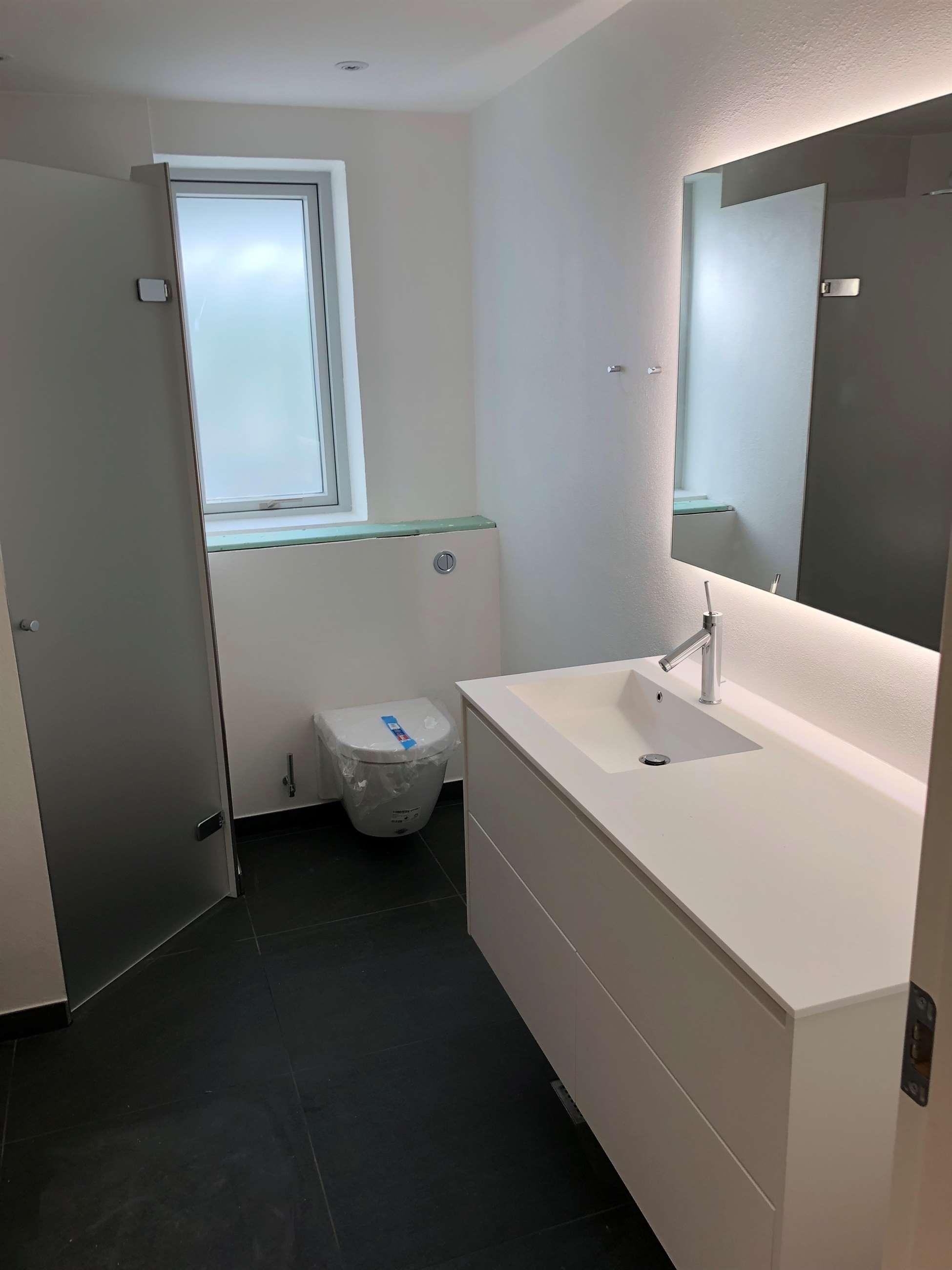 Badeværelse med brusebad og toilet, udstyret af Knud K. Kristiansen VVS A/S, beliggende i Hinnerup nær Aarhus og Risskov