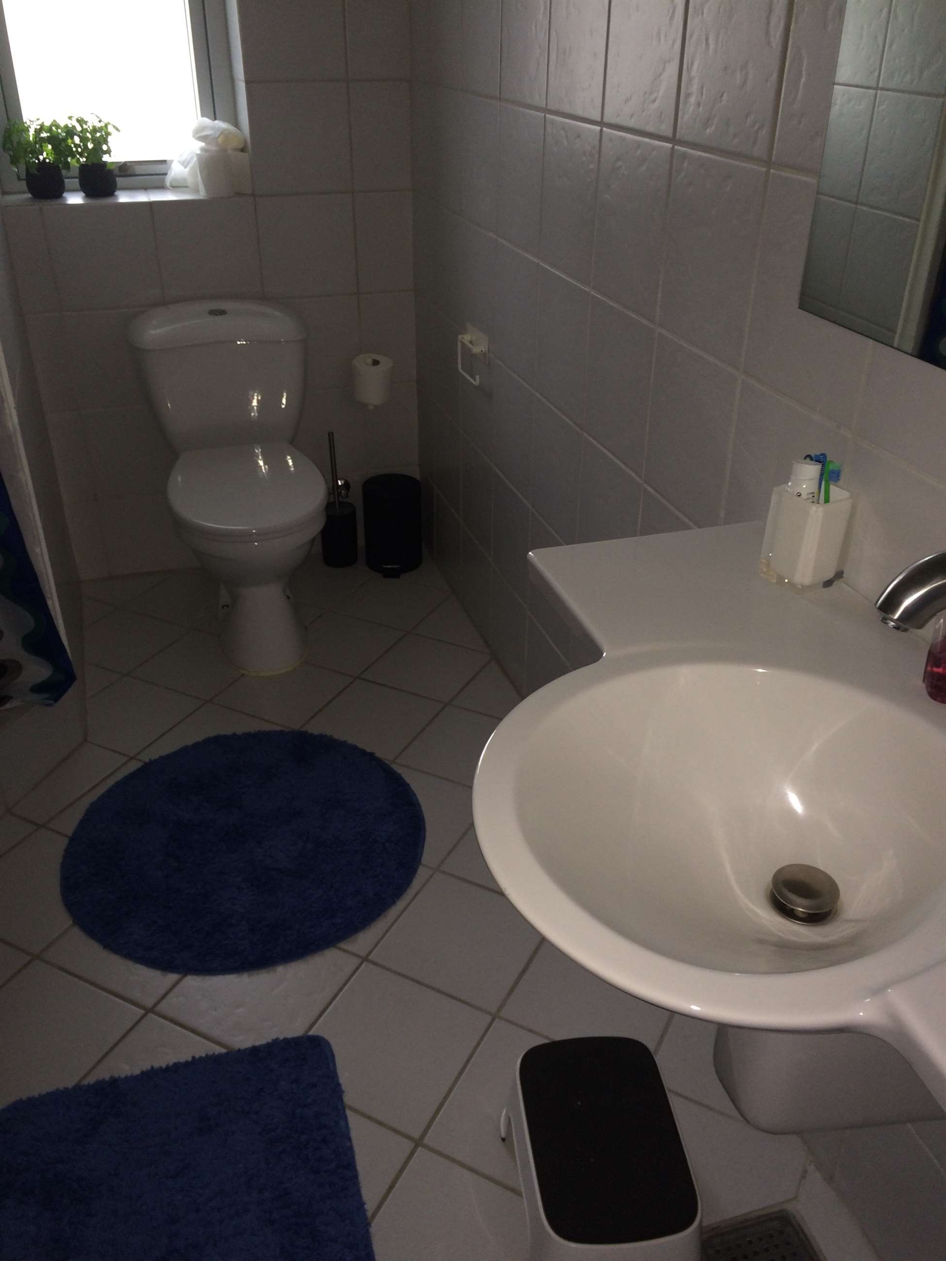 Badeværelse med brusebad og toilet, udstyret af Knud K. Kristiansen VVS A/S, beliggende i Hinnerup nær Aarhus og Risskov