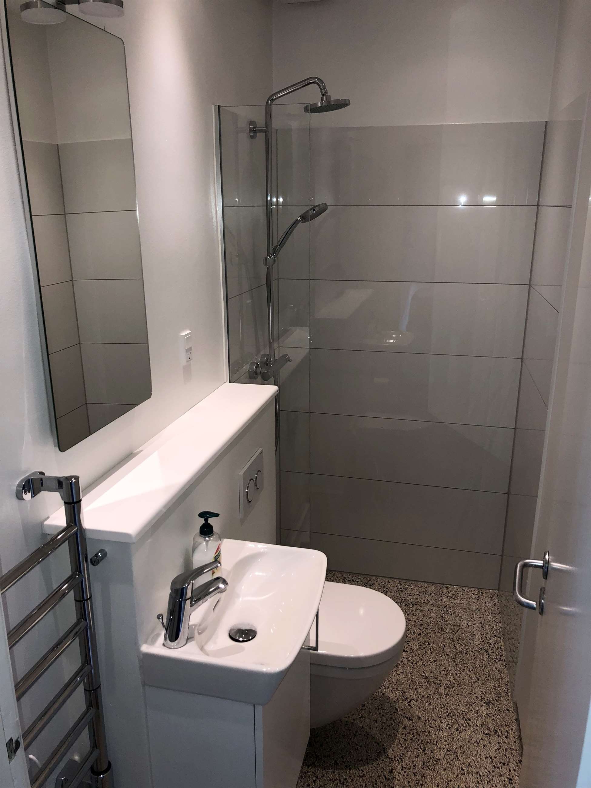 Badeværelse med brusebad og toilet, udstyret af Knud K. Kristiansen VVS A/S, beliggende i Hinnerup nær Aarhus og Risskov