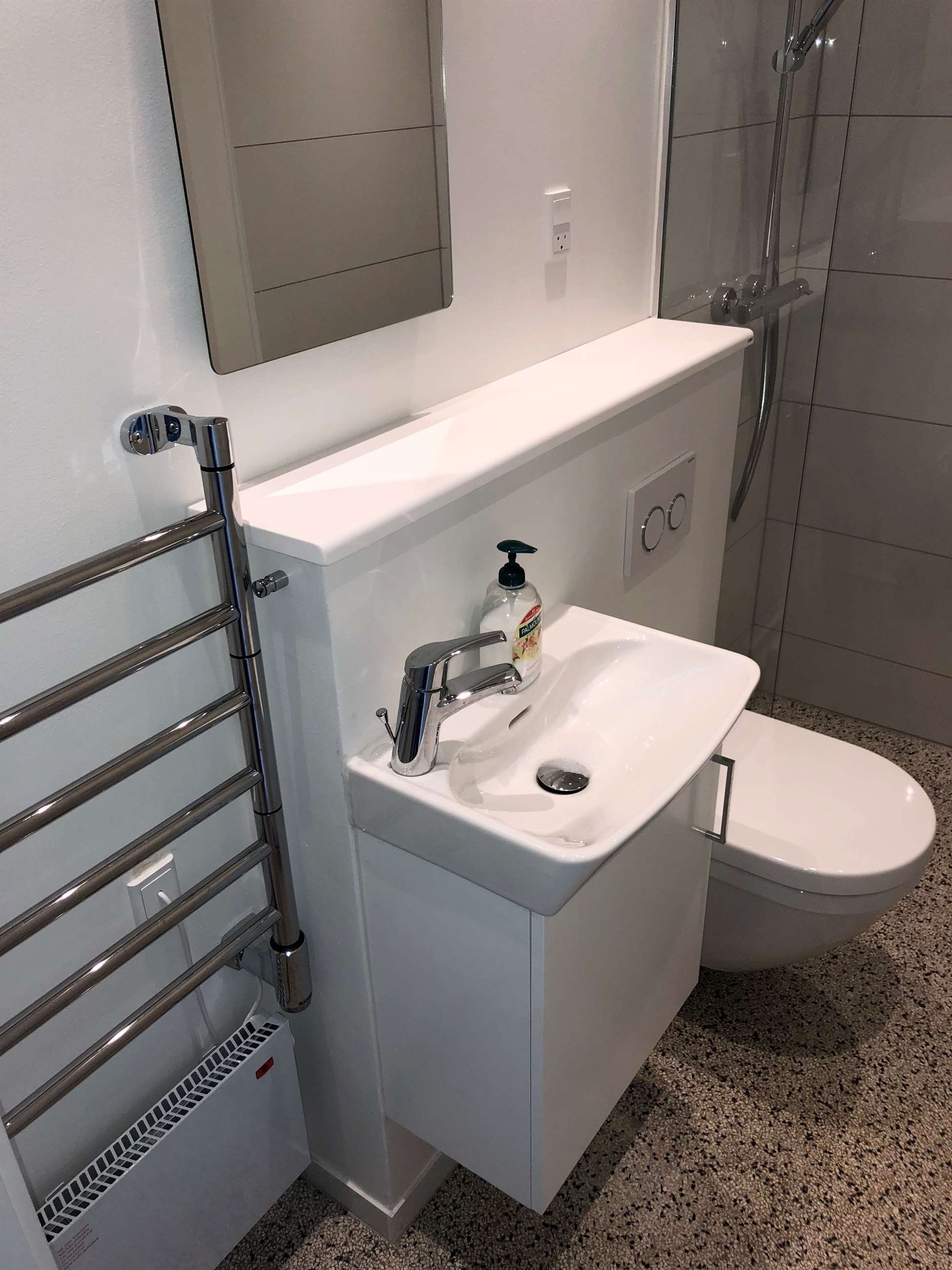 Badeværelse med brusebad og toilet, udstyret af Knud K. Kristiansen VVS A/S, beliggende i Hinnerup nær Aarhus og Risskov