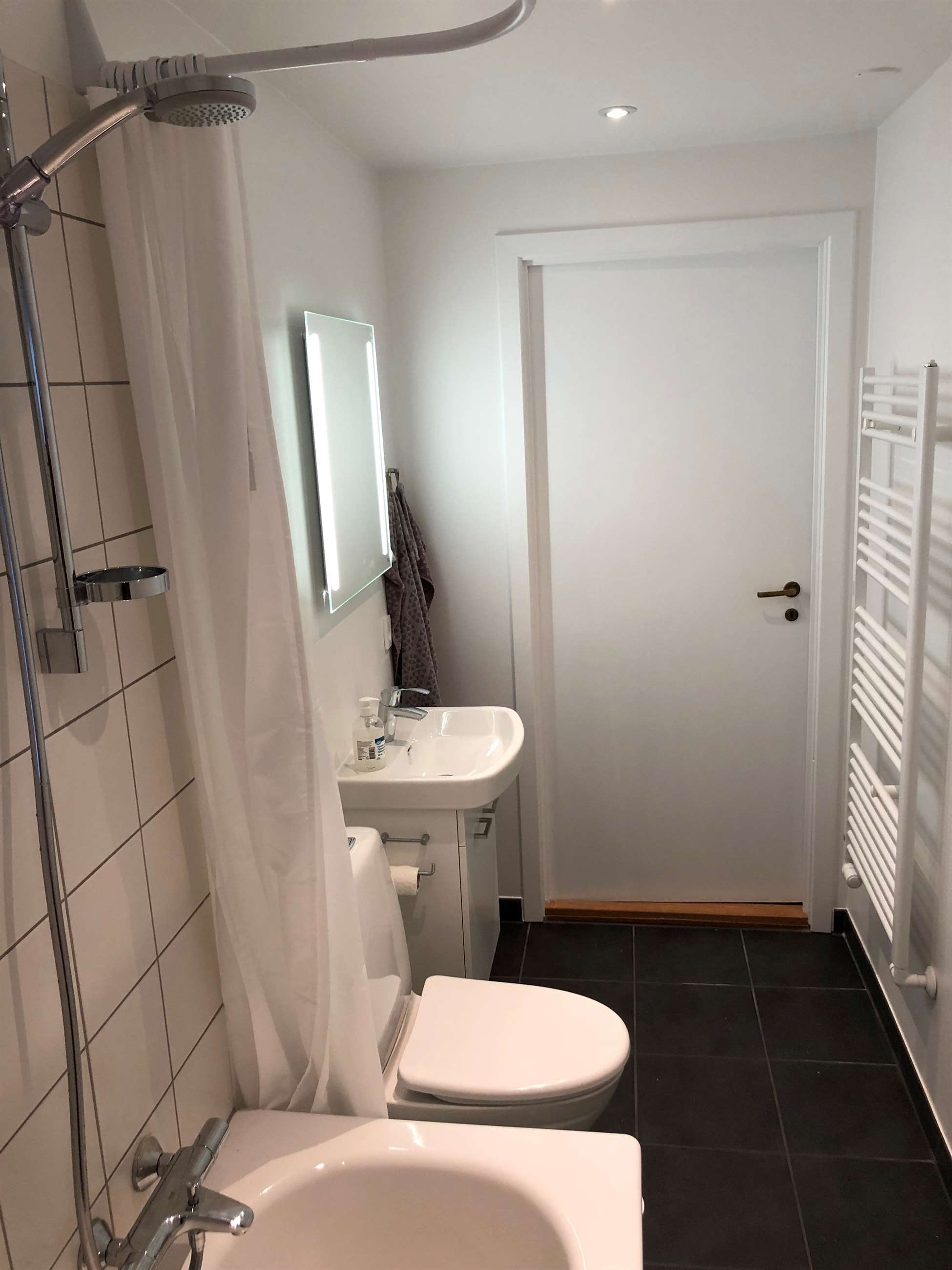 Badeværelse med brusebad og toilet, udstyret af Knud K. Kristiansen VVS A/S, beliggende i Hinnerup nær Aarhus og Risskov