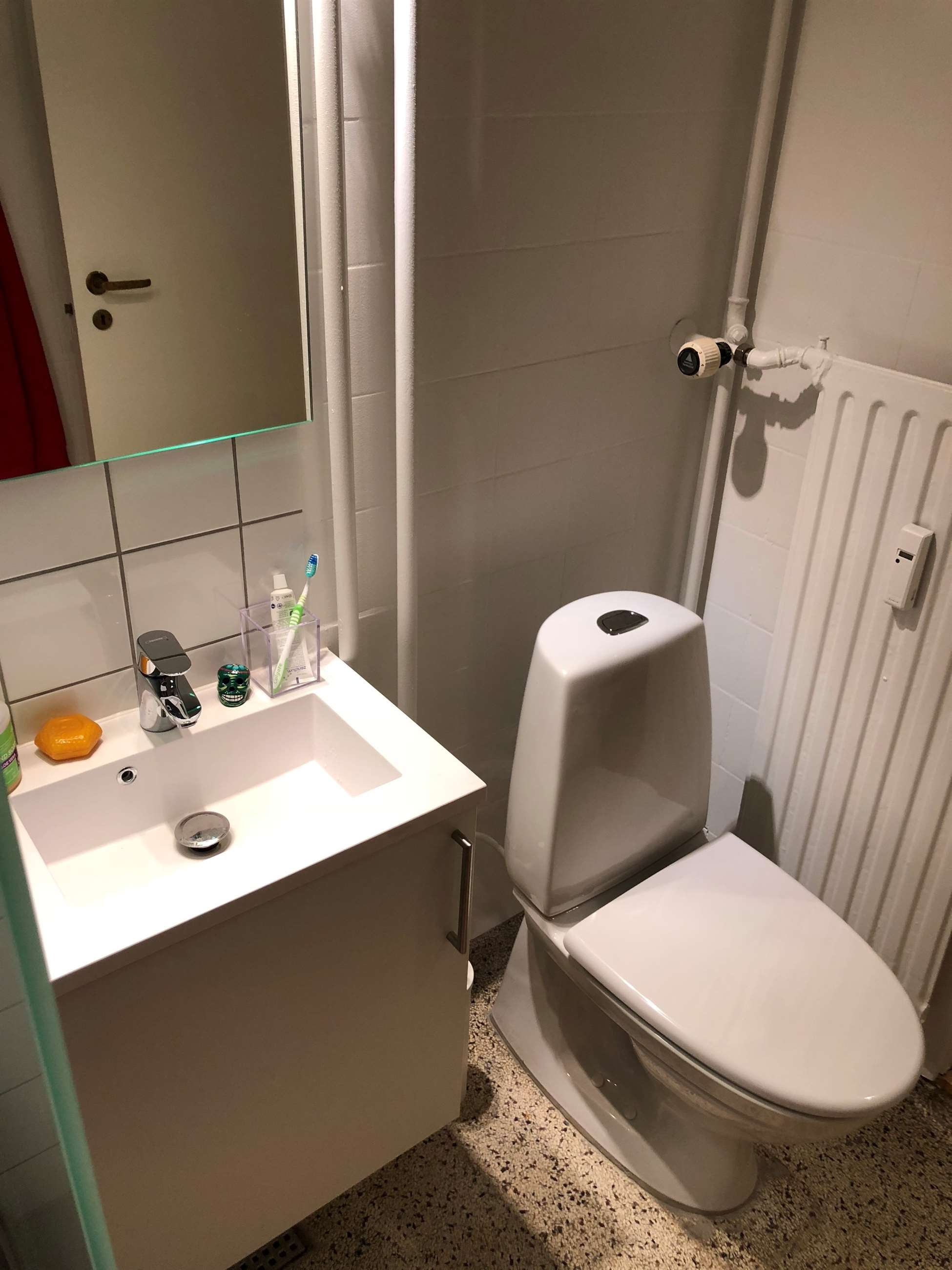 Badeværelse med brusebad og toilet, udstyret af Knud K. Kristiansen VVS A/S, beliggende i Hinnerup nær Aarhus og Risskov