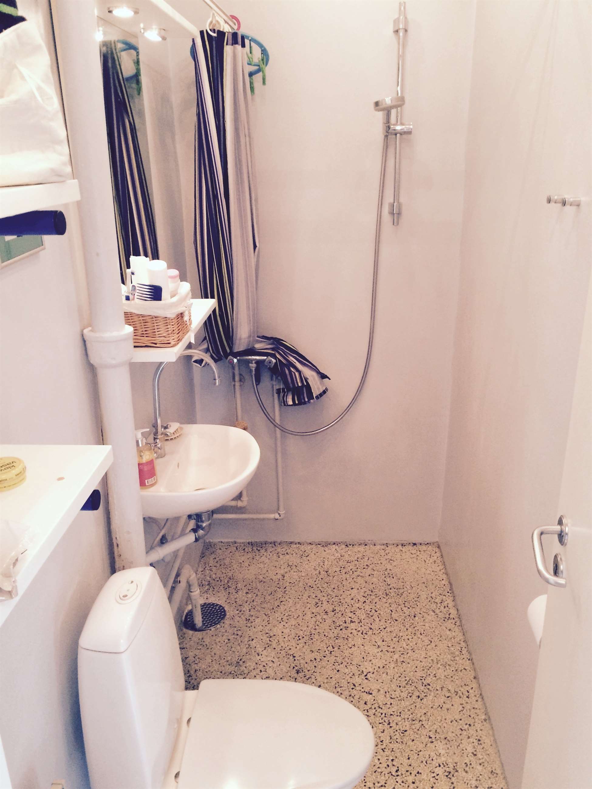 Badeværelse med brusebad og toilet, udstyret af Knud K. Kristiansen VVS A/S, beliggende i Hinnerup nær Aarhus og Risskov