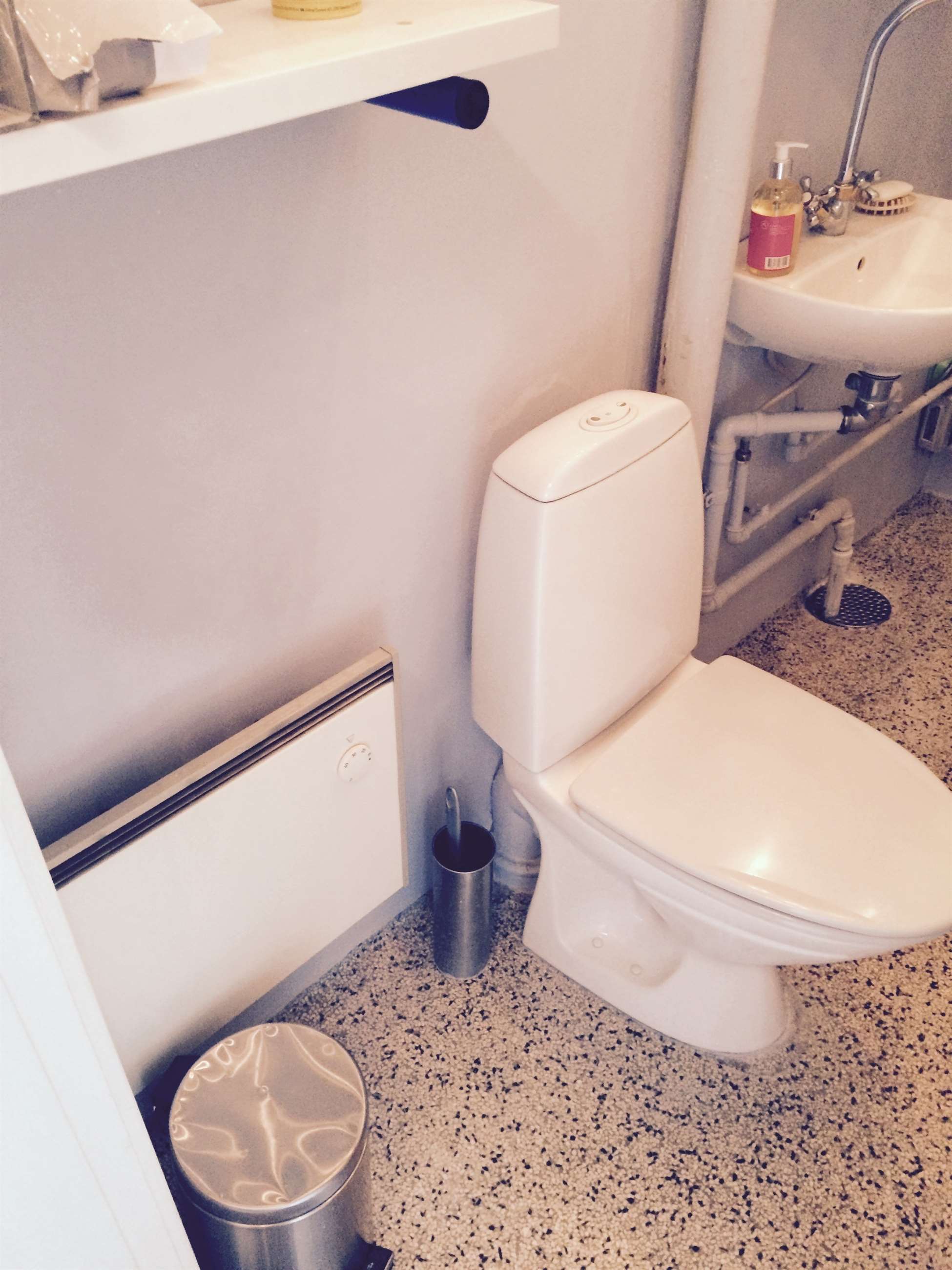 Badeværelse med brusebad og toilet, udstyret af Knud K. Kristiansen VVS A/S, beliggende i Hinnerup nær Aarhus og Risskov