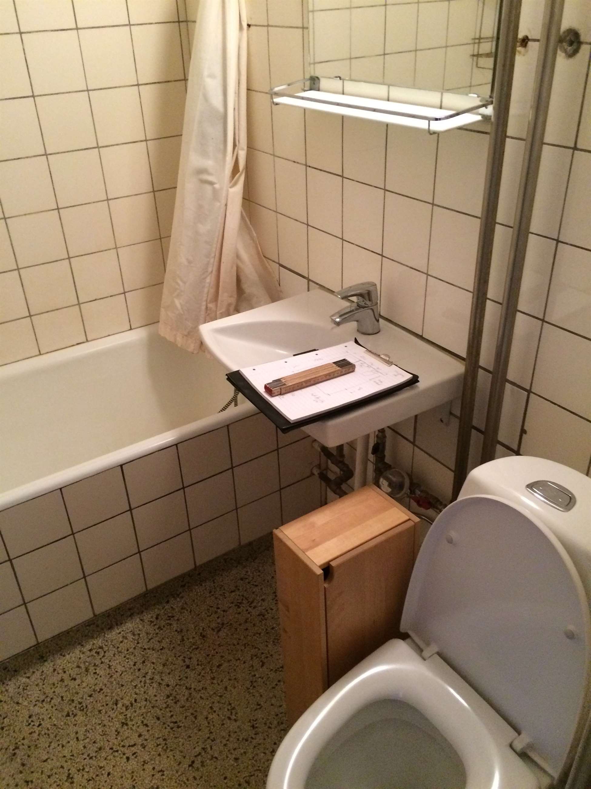 Badeværelse med brusebad og toilet, udstyret af Knud K. Kristiansen VVS A/S, beliggende i Hinnerup nær Aarhus og Risskov
